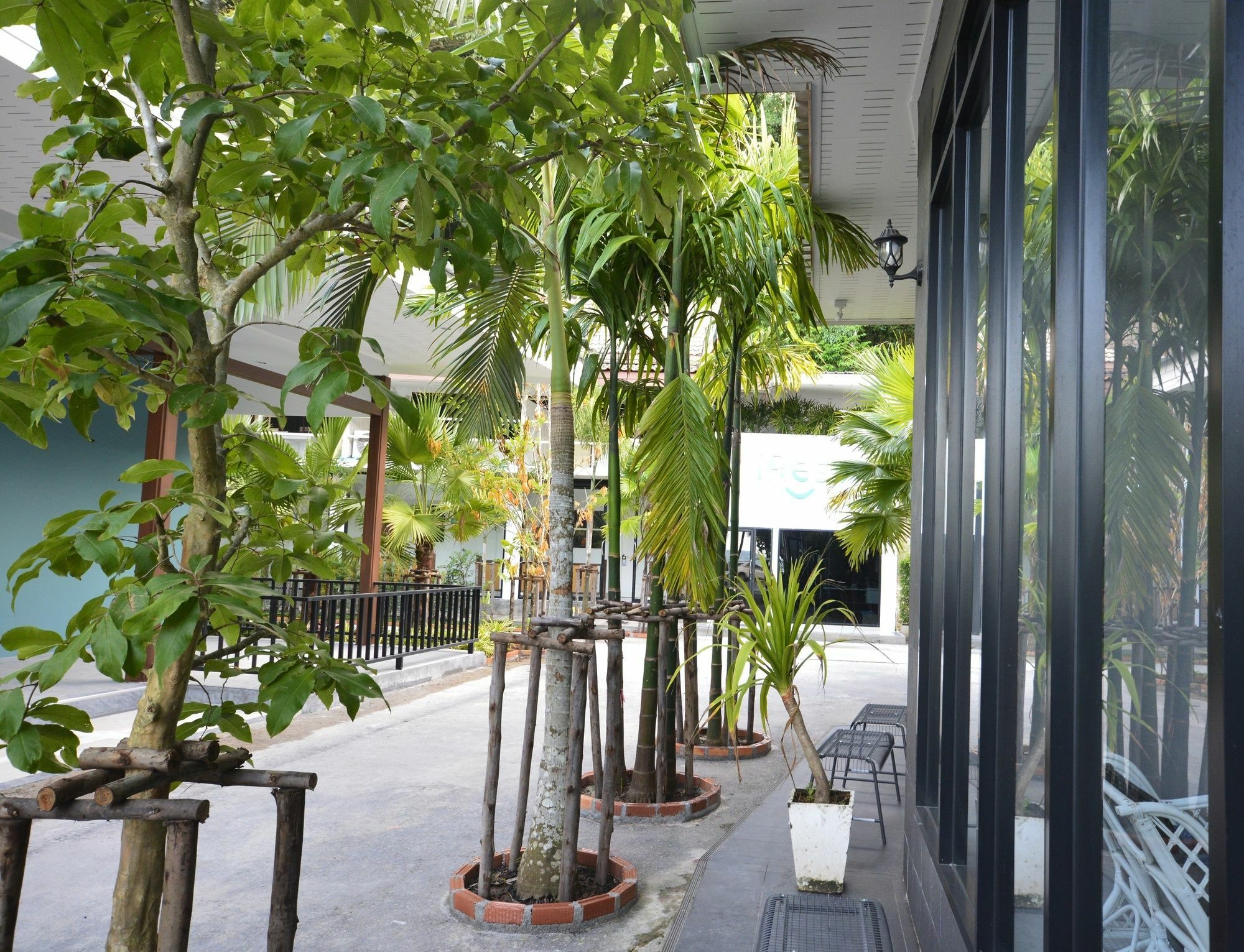 Irest Ao Nang Seafront Hostel Exterior photo